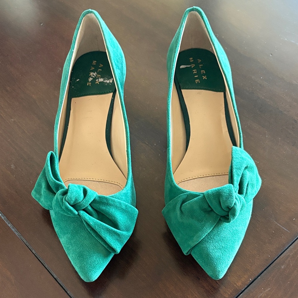 NWT Alex Marie Green Suede Heels w/Bow Accent
